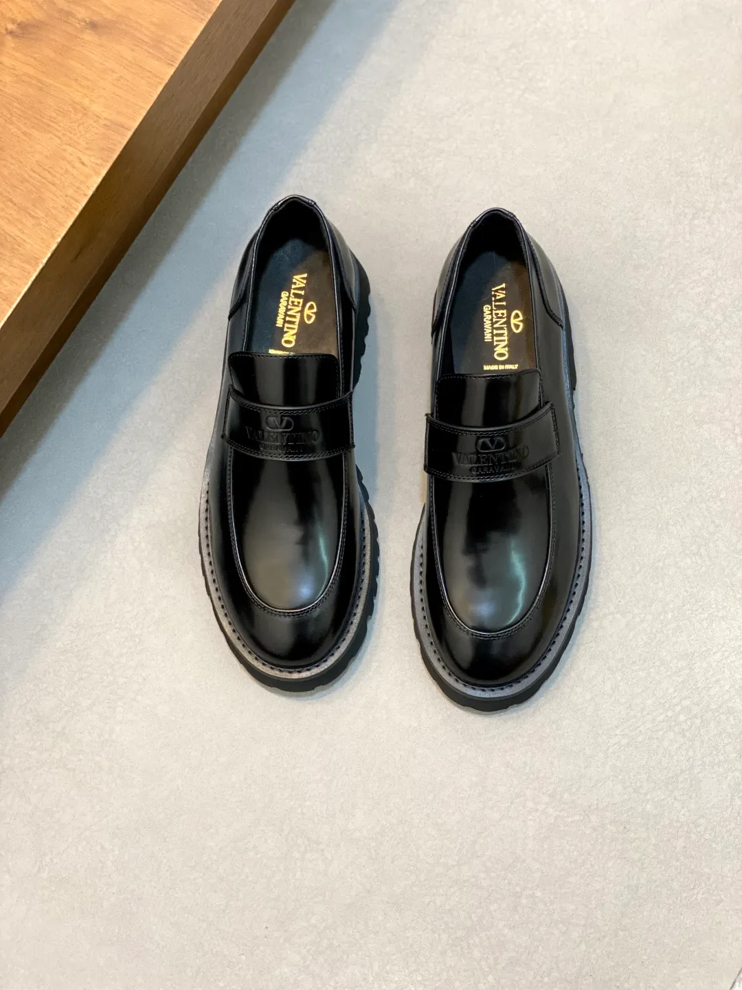 Men's shoes 💰740 VALENTINO Valentino's new men's fashionable casual leather shoes. These leather shoes are made of imported cowhide leather uppers, dyed calfskin lining and calfskin insoles. The upper foot is soft, comfortable and breathable. Comes with complete packaging in the original box! Visible details and quality. Size: 39-44 (customized at 38.45.46)
